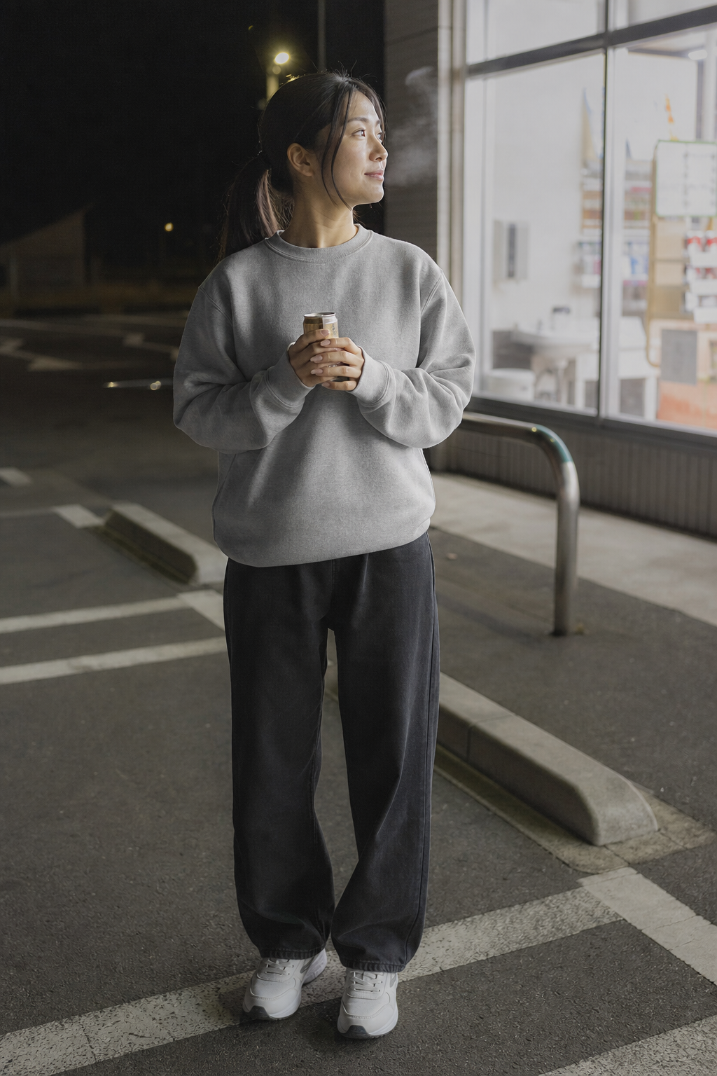 深夜のコンビニの駐車場で缶コーヒー